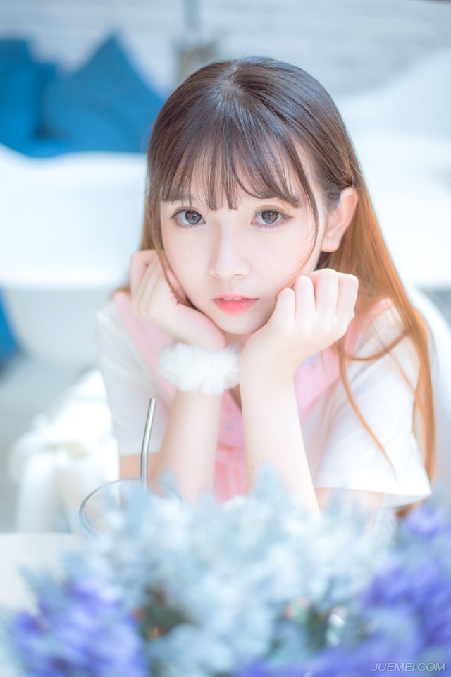 “是。”虽然不明白发生了什么事，管家也没干多问，连忙躬身答应一声，带了几名家丁前往刘璝的岳父那里准备接人，只是刘璝的夫人已经先一步离开，并没有接到，当这件事情被管家告知刘璝之后。